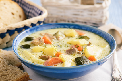 Zupa (marchewka, ziemniaki, cukinia, mięso)