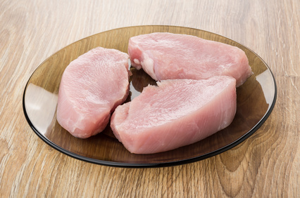 Mięso z indyka pokrojone na filety położone na przezroczystym talerzu.